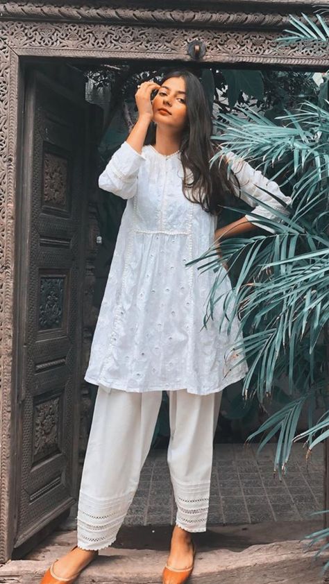 Summer Kurti Outfits, Simple Chikankari Suits, Dress Ideas Casual Simple Pakistani, Casual Kurtis For College Pakistani, Summer Pakistani Outfits, Pakistani College Outfits, White Kurta Styling Ideas, Kurta Plazo Fashion Styles, Pakistan Kurti Design