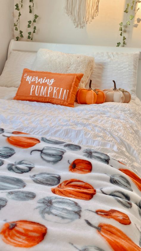 Preppy Fall Room, Apartment Decorating Minimalist, Fall Time Aesthetic, Cozy Fall Aesthetic Wallpaper, Winter Home Exterior, Decoration Ideas Aesthetic, New Apartment Aesthetic, Home Alone House, Fall Room Ideas