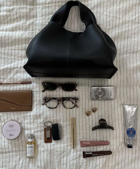 L'occitane Aesthetic, Everyday Bag Essentials, What's In My Purse, Hourglass Cosmetics, Inside My Bag, Purse Essentials, Handbag Essentials, Girls Tote, In My Bag