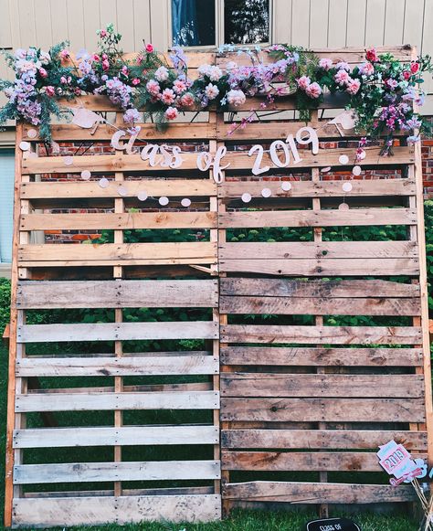 Pallet Flower Wall Backdrop, Pallet Backdrop With Flowers, Pallet Picture Backdrop Graduation, Diy Grad Party Backdrop, Graduation Party Ideas Pallet, Grad Party Picture Backdrop Ideas, Wood Pallet Backdrop Graduation, Graduation Party Pallet Display, Wood Pallet Graduation Display