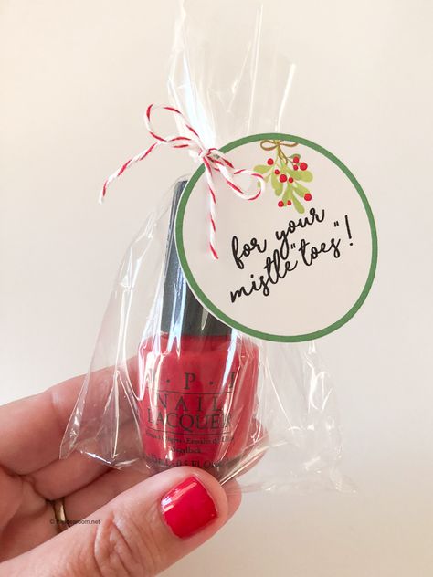 Mistletoes-Nail-Polish-Gift -Idea Mistletoe Gift, Christmas Nail Polish, Nail Polish Ideas, Holiday Gift Tags Printable, Nail Polish Gift, Girlfriend Christmas, Teenager Gifts, Diy Gift Baskets, Idea Room