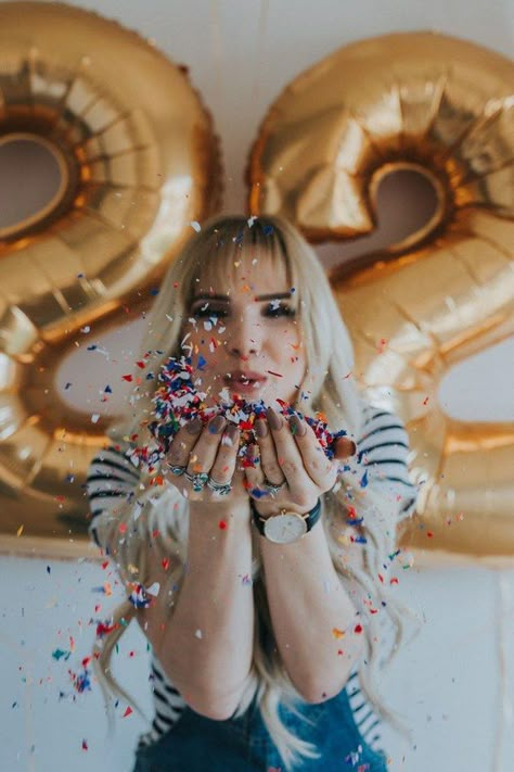 17 Ideas To Do On Your 22nd Birthday Birthday Party Photography, 21st Birthday Photoshoot, Cute Birthday Pictures, Shotting Photo, 22nd Birthday, Birthday Photography, Foto Tips, Party Photography, Foto Poses