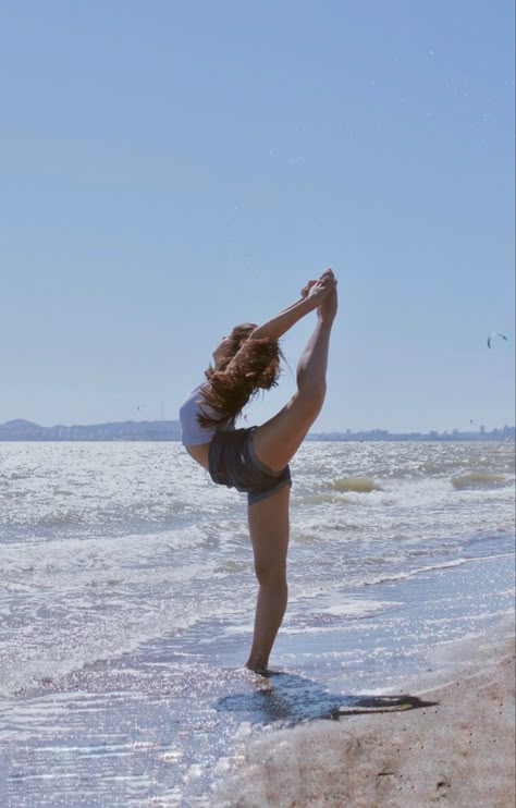 dancer: @ sterlinggg.k_ on insta ballet l pointe shoes l dance l dance pose l dance photography l ballet photography l bay area photographer l ballet pose l beach Dance Beach Photoshoot, Dance Beach Photos, Dance Beach Photography, Beach Dance Photos, Beach Shoot Model, Flexibility Photos, Beach Dance Photography, Outdoor Dance Photography, Beach Gymnastics