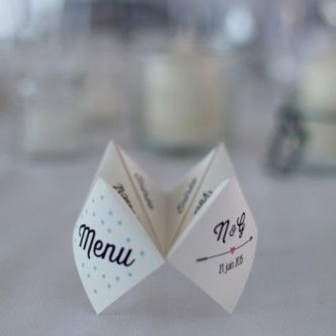 Menu de mariage en cocotte Candle Lit Wedding, Origami Wedding, Tafel Decor, Boda Mexicana, Sparkle Wedding, Wedding Tables, Glitter Wedding, Wedding Candles, Pretty Wedding