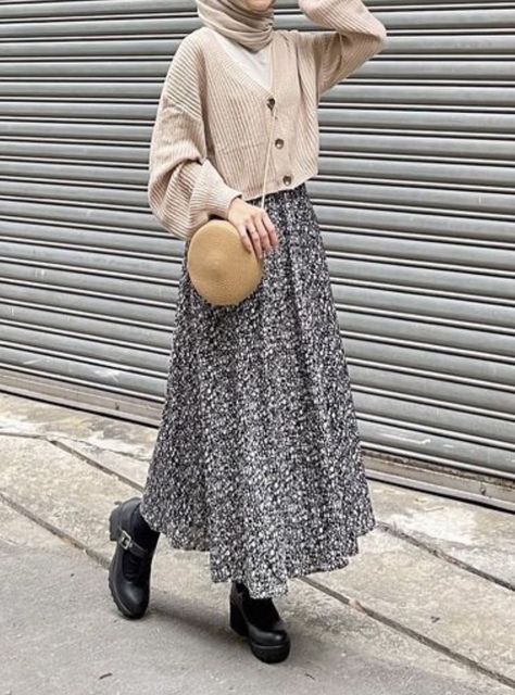 Maxi Skirt Outfit Modest Hijabi, Hijabi Korean Style, Outfit With Skirt Hijab, Outfit Skirt Hijab, Muslim Skirt Outfit, Hijab Skirt Outfit, Skirt Outfit Hijab, Skirt Hijab Outfit, Hijabi Street Style