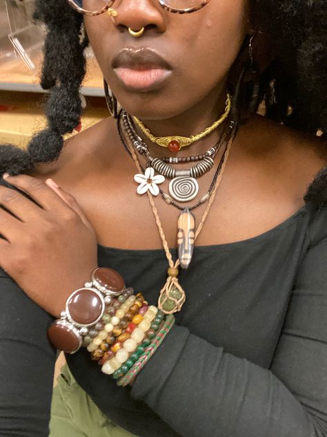 Me and jewelry against the world Earthy Goddess, Feminine Black Women, Body Jewelry Diy, Boho Makeup, Spiritual Fashion, Dope Jewelry Accessories, Earthy Style, Earthy Jewelry, Indie Jewelry