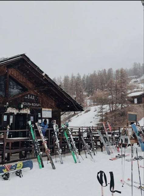 Ski Hill Aesthetic, Christmas Skiing Aesthetic, Ski Vibes Aesthetic, Skiing Astethic, Ski Season Aesthetic, Ski Astetic, Ski Instructor Aesthetic, Skiing Aesthetic Wallpaper, Apres Ski Aesthetic