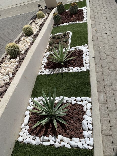 Small Front Yard Landscaping, نباتات منزلية, Front Yard Garden Design, Front Yard Landscaping Simple, Rock Garden Landscaping, Front House Landscaping, Outdoor Gardens Design, Garden Yard Ideas, Front Yard Garden