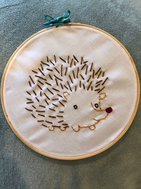 Cross Stitch Hedgehog, Hedgehog Embroidery Pattern Free, Hedgehog Punch Needle, Embroidered Hedgehog Simple, Woodland Creature Embroidery, Hedgehog Embroidery, Embroidered Hedgehog, Sewing Jewelry, Embroidery Clothes