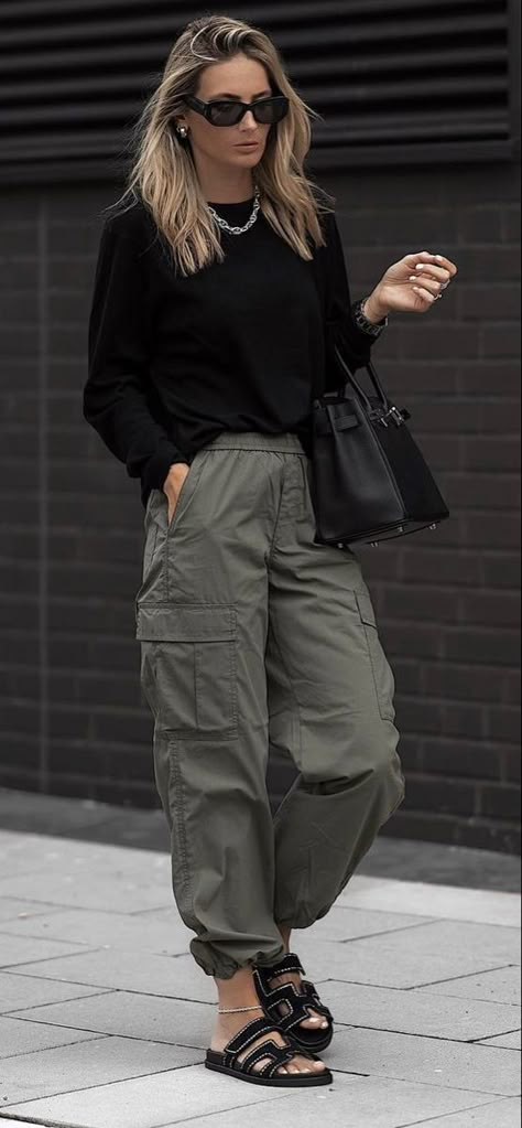 Street Style 2023, How To Style Cargo Pants, Cargo Pants Outfits, Style Cargo Pants, Trendy Outfit Ideas, Urban Style Outfits, Style 2023, Pants Outfits, Style Cargo