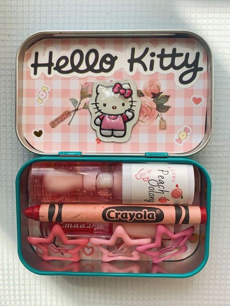 Hello Kitty Altoid Wallet, Aesthetic Wallet, Altoids Wallets, Altoid Wallet, Tin Wallet, Wallet Aesthetic, Wallet Inspiration, Mint Tin Crafts, Altoids Wallet