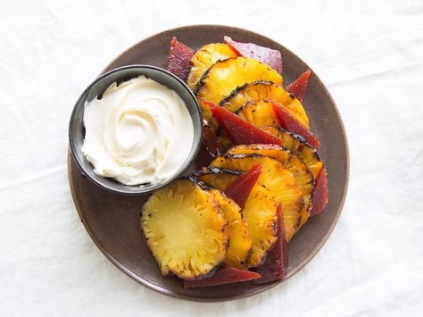 Francis Mallman's 4-Hour Grilled Pineapple is Worth the Wait Francis Mallman, Pineapple Dishes, Wilderness Cooking, Bonfire Food, Grilled Beef Ribs, Easy Summer Dishes, Saveur Recipes, Argentine Recipes, Cookie Salad