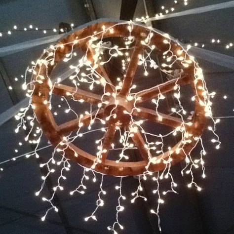 Wagon wheel for a country wedding! http://moodstruck.com/clear-lights-50.html Western Prom Decorations, Wagon Wheel Wedding Decor, Rustic Romance Prom, Chandelier Projects, Prom Western, Cowboy Prom, Jojo Wedding, Western Prom, Wagon Wheel Light