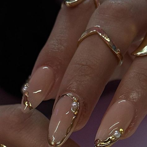 Ring On Nail Design, Gel X Gold Nails, Medium Gel Nails Ideas, Gilded Nails, Golden Pearl Nails, Gold Accent Nail Design, Metallic Gold French Tip Nails, Gold And Pearl Nails, Crystal Inspired Nails