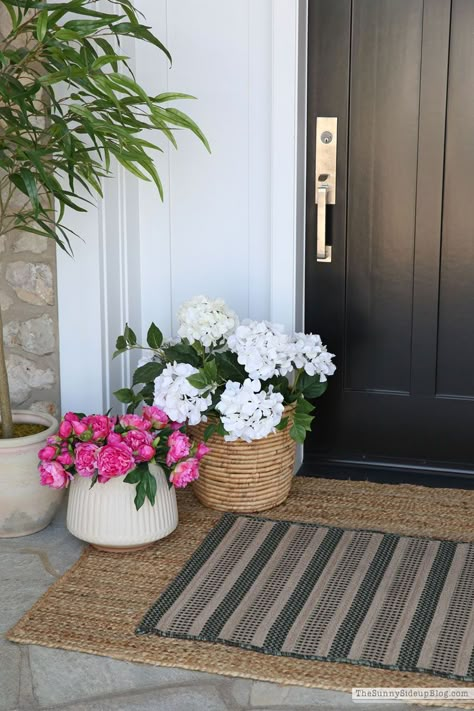 Front Porch Hydrangeas, Cute Porch Ideas, Front Porch Potted Plants, Front Porch Summer Decor Ideas, Porch Flower Pot Ideas, Front Porch Flower Ideas, Porch Hydrangeas, Simple Front Porch Ideas, Front Door Decor Summer