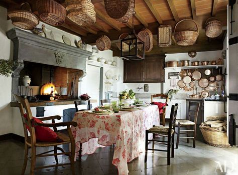 Style Toscan, Kitchen With Fireplace, Dapur Rustic, Cocina Shabby Chic, Old World Kitchens, Old Fashioned Kitchen, Tuscan Design, Tuscan Kitchen, Rustic Italian