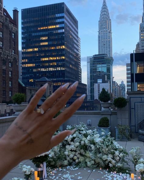 Dinner Proposal Ideas, Golden Hour Proposal, Proposal With Flowers, Rooftop Proposal Night, New York Proposal Ideas, Roof Top Proposal Ideas, Proposal Ideas City, Proposal Ideas Engagement Rooftop, Rooftop Proposal Ideas