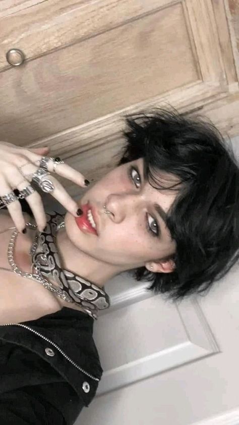 E Boy Makeup, Eboy Makeup, Eboy Outfits, Egirl Aesthetic Outfits, Hairstyles Boy, Boy Makeup, Egirl Aesthetic, E Boy, Emo Makeup