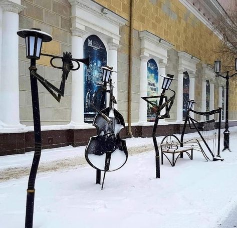 Musical street lighting outside a theater in Orenburg,Russia Metal Sculptures, Bathroom Remodel Tile, Deco Originale, Street Lights, Home Garden Design, Musical Art, Bathroom Remodel Designs, Ffa, Street Lamp