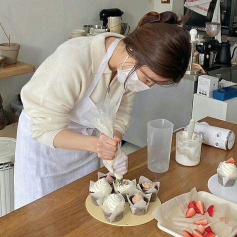 Bakery Clothes Style, Japanese Bakery Aesthetic, Korean Things Aesthetic, Bakery Aesthetic Girl, Bakery Girl Aesthetic, Japanese Clothes Aesthetic, Korean Bakery Aesthetic, Korean Lifestyle Aesthetic, Japanese Cafe Aesthetic