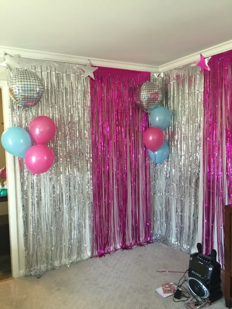 Karaoke stage. Karaoke Backdrop Ideas, Pink Rockstar Party, Popstar Party Decorations, Popstar Party Ideas, 40th Birthday Dance Party Ideas, Dance Party Sleepover, Barbie Karaoke Party, Teenage Disco Party Ideas, Karaoke Dance Party Ideas