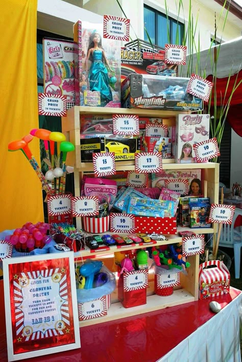 Carnival prizes booth. Lizzie as a Mummy: Ian's 1st Birthday Circus Carnival - DIY Ideas! Diy Carnival Games, Banner Photography, Circus Birthday Party Theme, Fall Carnival, Carnival Birthday Party Theme, Photography Decoration, Diy Carnival, Circus Carnival Party, Halloween Photo Booth