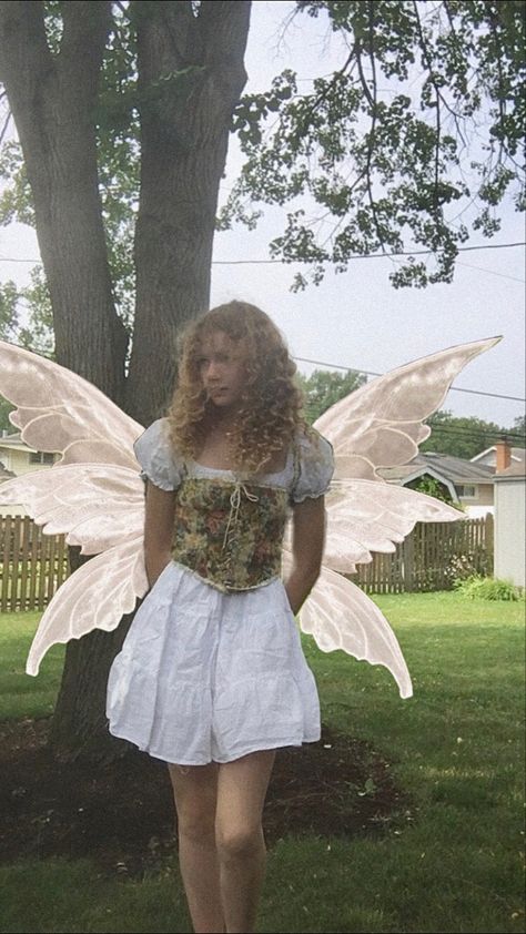 Fairy Wings Realistic, Fairy Costume Aesthetic Halloween, Forest Fairy Costume Ideas, Ethereal Fairy Costume, Fairy Cosplay Ideas, Modern Fairy Aesthetic, Earth Fairy Costume, Forest Fairy Aesthetic Clothes, Elf Halloween Costume