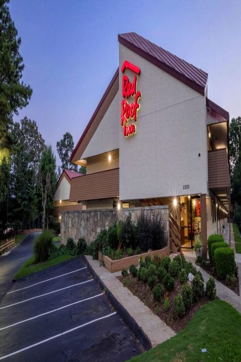 16 km from the world’s largest aquarium, the Georgia Aquarium, and Central Atlanta, this Red Roof Inn Atlanta - Smyrna/Ballpark hotel provides guests with complimentary verified WiFi and free on-site parking throughout their stay.  All guest rooms feature a satellite TV and coffee-making facilities. This Smyrna Red Roof Inn also provides a free newspaper. Select rooms include a small refrigerator and microwave. Guest Bedroom Office, Ikea Apartments, Small Guest Room, Red Roof Inn, Georgia Aquarium, Double Picture, Red Pictures, Pet Friendly Hotels, Red Roof