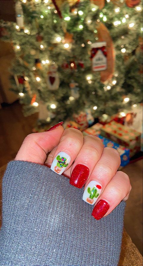 Western Holiday Nails, Christmas Cow Nail Designs, Christmas Cactus Nails, Western Thanksgiving Nails, Western Christmas Nails Acrylic, Christmas Nails Western, Western Christmas Nails Ideas, Simple Western Nails Short, Green Western Nails