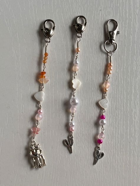 Lesbian Carabiner Code, Charm Keychain Diy, Lesbian Crafts, Wlw Gift Ideas, Lesbian Beaded Bracelet, Lesbian Accessories, Lesbian Necklace Beads, Lesbian Beaded Necklace, Subtle Pride Jewelry