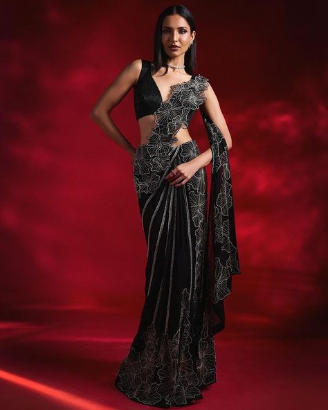 Large Flower Embroidery, Organza Sari, Black Sari, Cocktail Outfits, Gala Looks, Ethnic Wears, Drape Sarees, Reception Saree, Pakistani Women Dresses