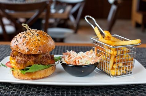 Burgers Presentation Ideas, Burger Serving Ideas, Burger Presentation Ideas, Burger Presentation, Gourmet Food Presentation, Bistro Food, Chicken Burger, Pub Food, Chapati