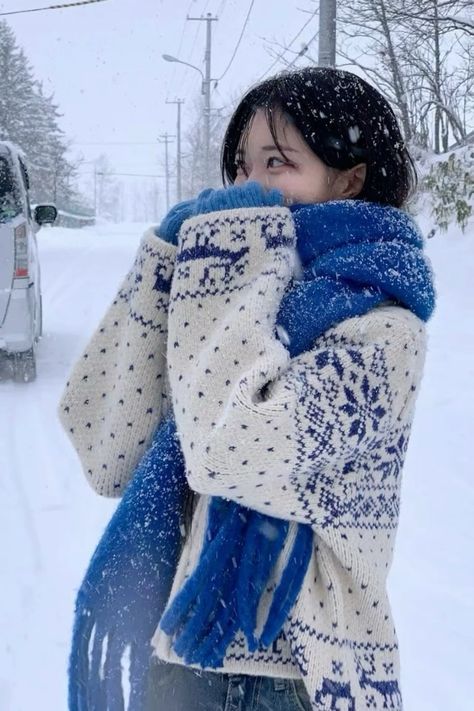 Snow Photoshoot, 사진 촬영 포즈, Winter Inspo, Winter Vibes, Winter Pictures, Blue Scarf, Insta Ideas, Polo Neck, Aesthetic Cute