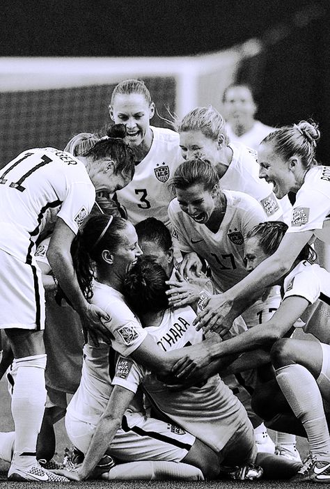 USWNT celebrating the win over Germany and Kelley O'Hara's first international goal Us Women's National Soccer Team, Usa Soccer Team, Uswnt Soccer, Soccer Season, Women's Soccer Team, Soccer Inspiration, Usa Soccer Women, Us Soccer, Women’s Soccer