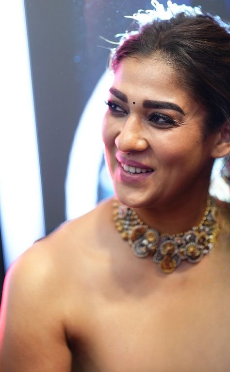 Nayanthara Face, Allu Arjun Hairstyle, Actress Hairstyles, Actress Without Makeup, Beauty Face Women, Indian Actress Hot Pics, Beautiful Smile Women, Image Hd, Images Gif