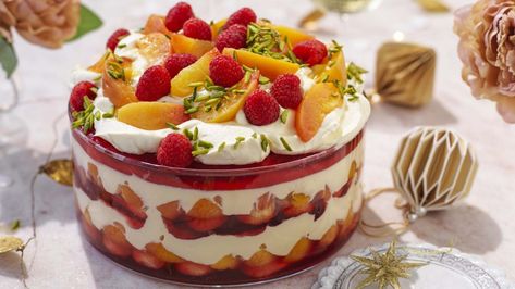 Boozy Trifle, White Chocolate Trifle, Peach Trifle, Amazing Christmas Desserts, Trifle Recipes Easy, Raspberry Trifle, Summer Pudding, Fruit Garnish, Trifle Recipes