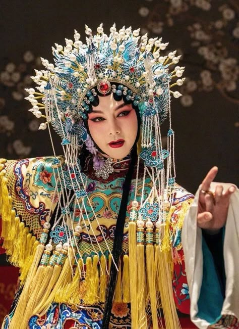 Beijing Opera, Chinese Opera, Shotting Photo, Art Poses, Chinese Culture, Art Studies, Art Portfolio, Traditional Chinese, Chinese Art