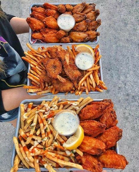 Wings And Fries, Best Fast Food, Seafood Boil, Hot Wings, Food Goals, Unhealthy Food, Food Platters, Food Obsession, French Fries