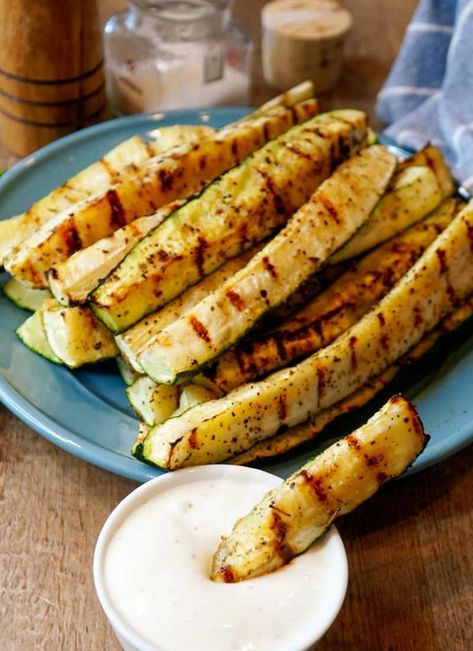 Best Grilled Zucchini Recipe | Modernmealmakeover.com Grill Dinner Ideas, Grilled Dinner Ideas, Bbq Zucchini, Zucchini Spears, Grill Dinner, Grilled Zucchini Recipes, Easy Grill, Grilled Burger Recipes, Zucchini Side Dishes