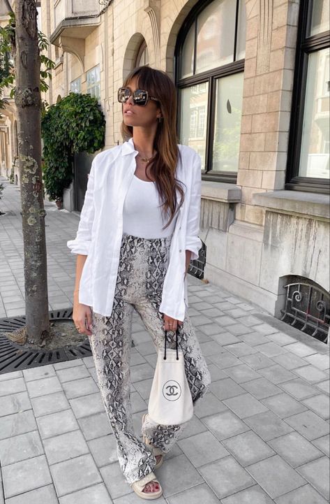 Snake print zara jeans on Alison Toby Snake Leggings Outfit, Snake Print Jeans Outfit, Snake Skin Top Outfit, Alison Toby Style, Snake Print Pants Outfit, Snake Pants Outfit, Alison Toby, Snake Print Outfit, Printed Pants Outfits