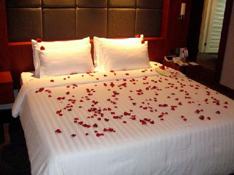 I have the bed, and the roses, just nobody to lay in them with.......YET Romantic Bed, Bed Of Roses, Rose Bedding, Lit King Size, Hari Valentine, Romantic Bedroom, Contemporary Room, Couple Bedroom, Have A Good Night