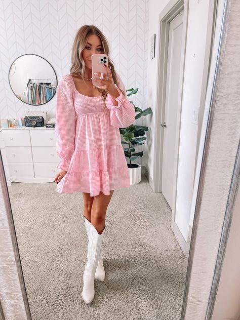 #pink #springstyle #springoutfit #trendysummeroutfits #trendy #outfitideas #outfitstyle Pink Babydoll Dress, Knee High Western Boots, White Boots Outfit, White Cowgirl Boots, Cowboy Boots For Women, Outfit Botas, Botas Western, Dresses With Cowboy Boots, Mode Rose