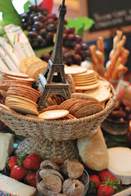 paris theme party (crackers & bread basket w/ fruit) French Theme Decor, French Themed Bridal Shower Food Ideas, French Cafe Decor Ideas, French Cafe Theme Party, French Themed Graduation Party, Paris Brunch Party, Paris Theme Food Ideas, Paris Cafe Decor, French Themed Cookies