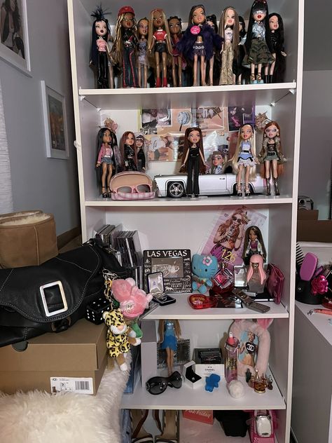 Bratz Display, Doll Collection Aesthetic, Glamour Barbie, Manga Room, Barbie Organization, Toy Trunk, Collection Room, Doll Aesthetic, Dorm Room Inspiration