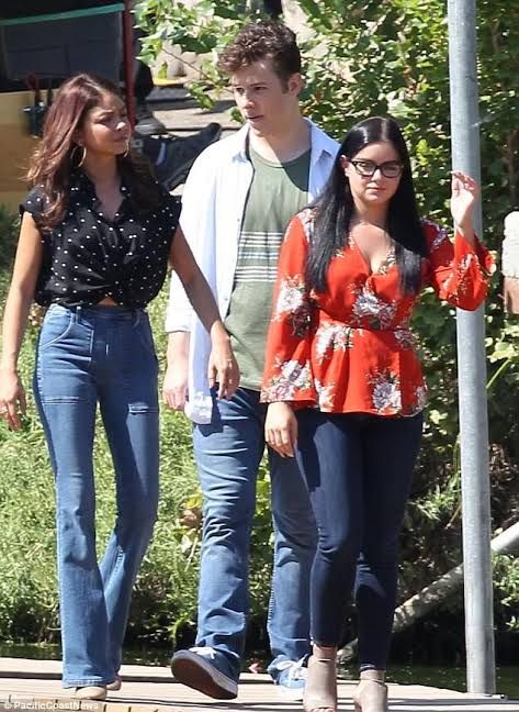 Haley Dunphy Outfits Modern Family, Haley Dunphy Pregnant, Haley Modern Family Outfits, Hayley Modern Family Outfits, Hayley Dunphy Outfit, Hailey Dunphy Outfits, Haley Dunphy Outfits, Modern Family Outfits, Hayley Dunphy