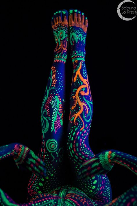 Uv Body Painting Ideas, Painting Ideas Body Art, Neon Body Painting, Festival Body Art, Neon Face Paint, Uv Photography, Uv Makeup, Uv Paint, Glow In Dark Party