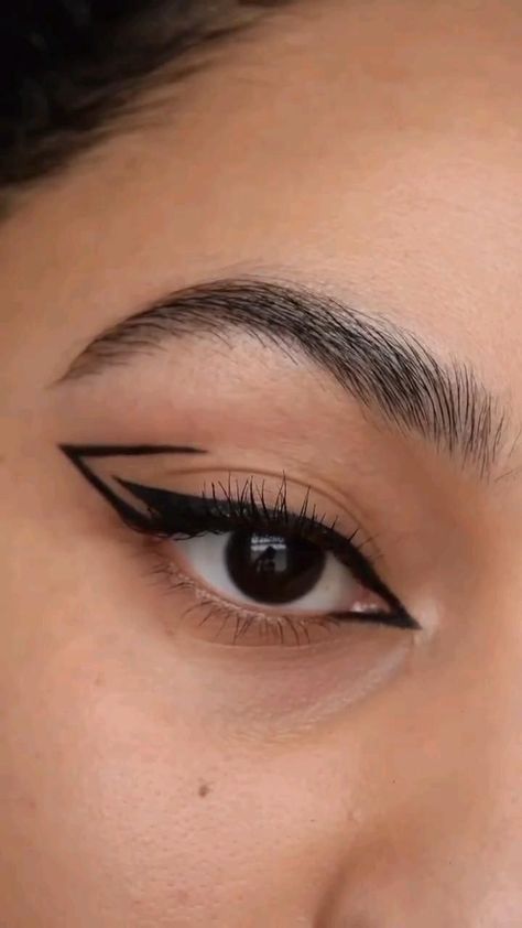 Bold Makeup Tutorial Step By Step, Makeup Wings Eyeliner, Easy Concert Makeup Looks, Easy Eye Wing Makeup, Wing Eyeliner Makeup Look, Makeup Looks Step By Step Easy, Diy Cat Eye Eyeliner, Eyeliner For Almond Hooded Eyes, Eyeliner Only Makeup