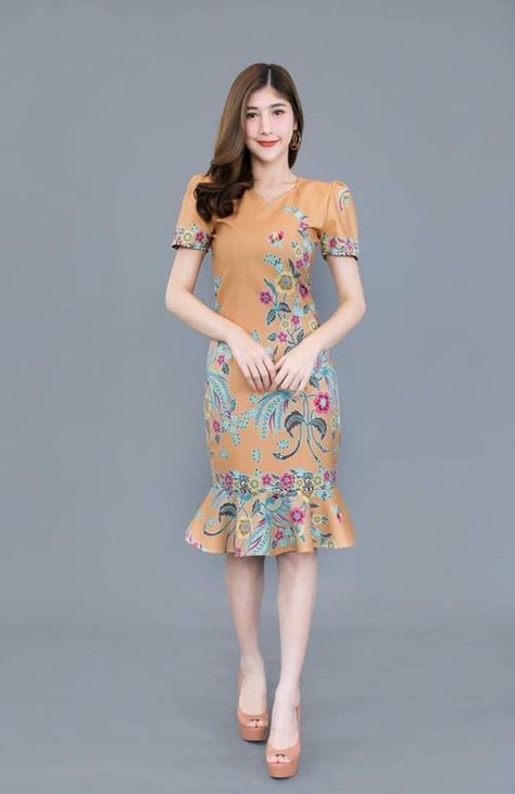 Model Baju Batik Modern Dresses, Dress Batik Modern, Model Dress Batik, Model Dress Kebaya, Batik Dress Modern, Thai Silk Dresses, Kebaya Modern Dress, Batik Modern, Batik Kebaya