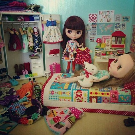 Diorama Bedroom, Blythe Diorama, Blythe House, Doll Room, Her Eyes, Tidy Up, Blythe Doll, Clothing Ideas, Blythe Dolls