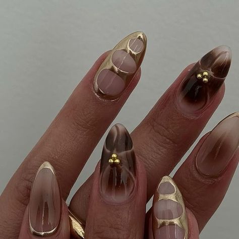 @nailzzbysteph on Instagram: "fall ready set 🍂🤎👜   @apresnailofficial natural medium almond   inspo: @beautybycasshtx" Autumn Nails November, Oval Shaped Nail Ideas, Fall Nail Square, Short Small Nails Ideas Almond, Japanese Chrome Nails, Natural Nails Fall Design, Brown Nails Blooming Gel, Spooky Nails Acrylic Almond, Medium Almond Nails Fall